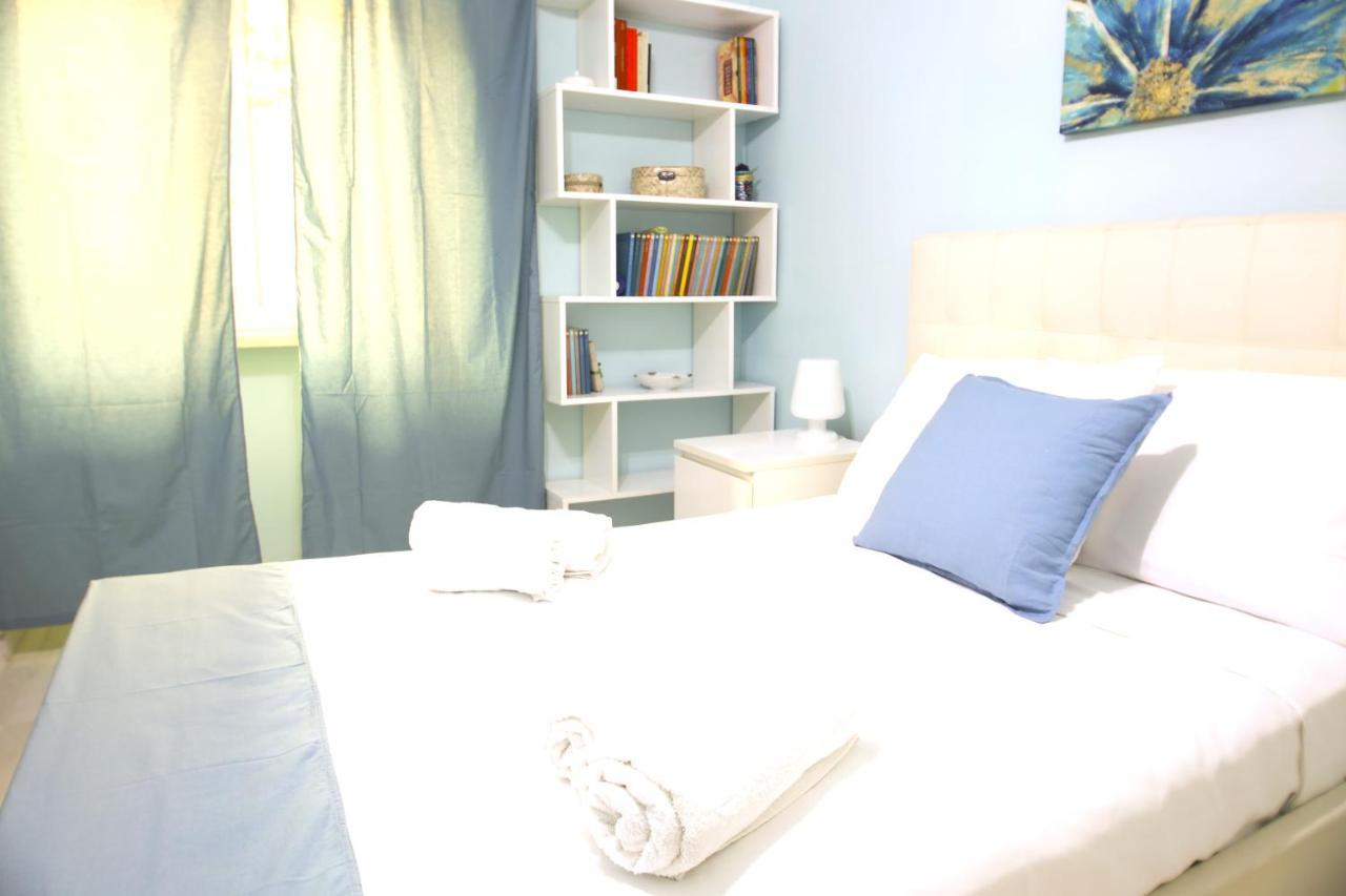 Hostly - Vittoria House - Near The Center With Private Parking Apartment Naples Luaran gambar