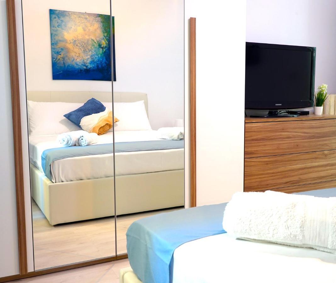 Hostly - Vittoria House - Near The Center With Private Parking Apartment Naples Luaran gambar