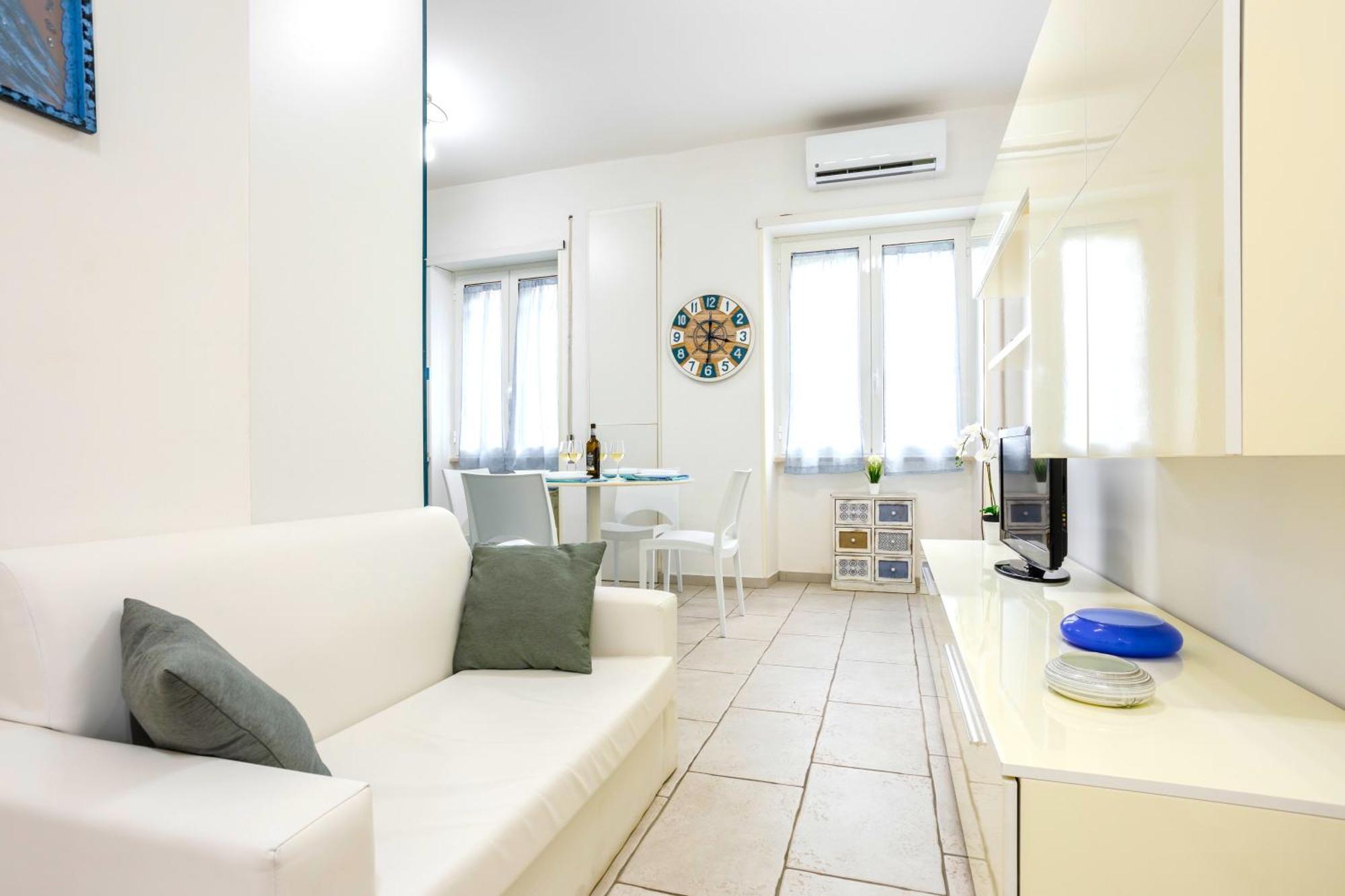 Hostly - Vittoria House - Near The Center With Private Parking Apartment Naples Luaran gambar
