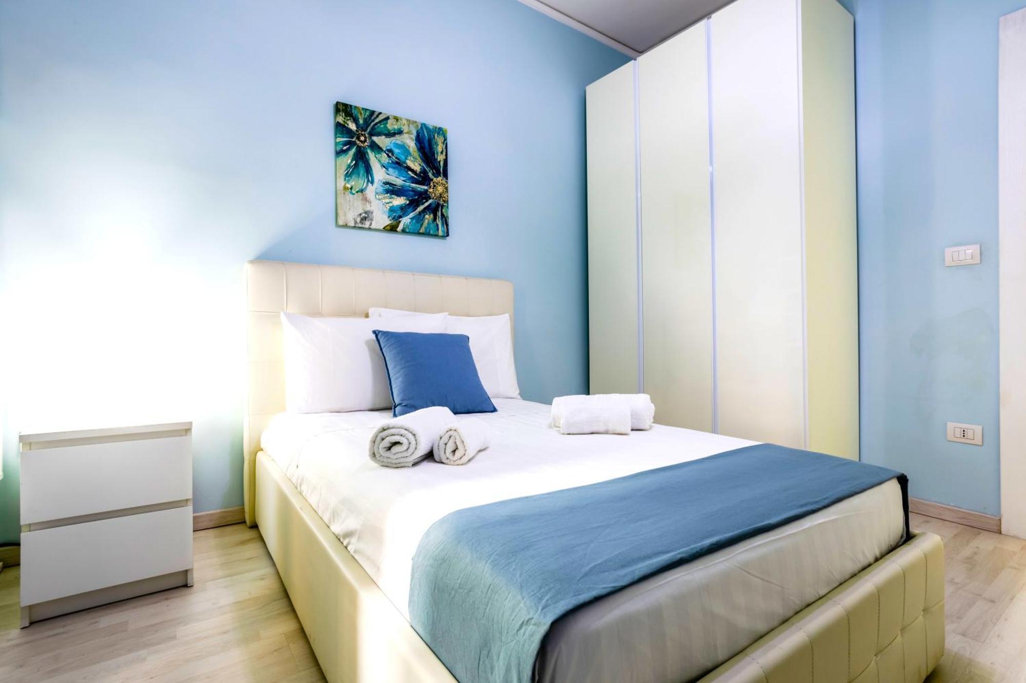 Hostly - Vittoria House - Near The Center With Private Parking Apartment Naples Luaran gambar