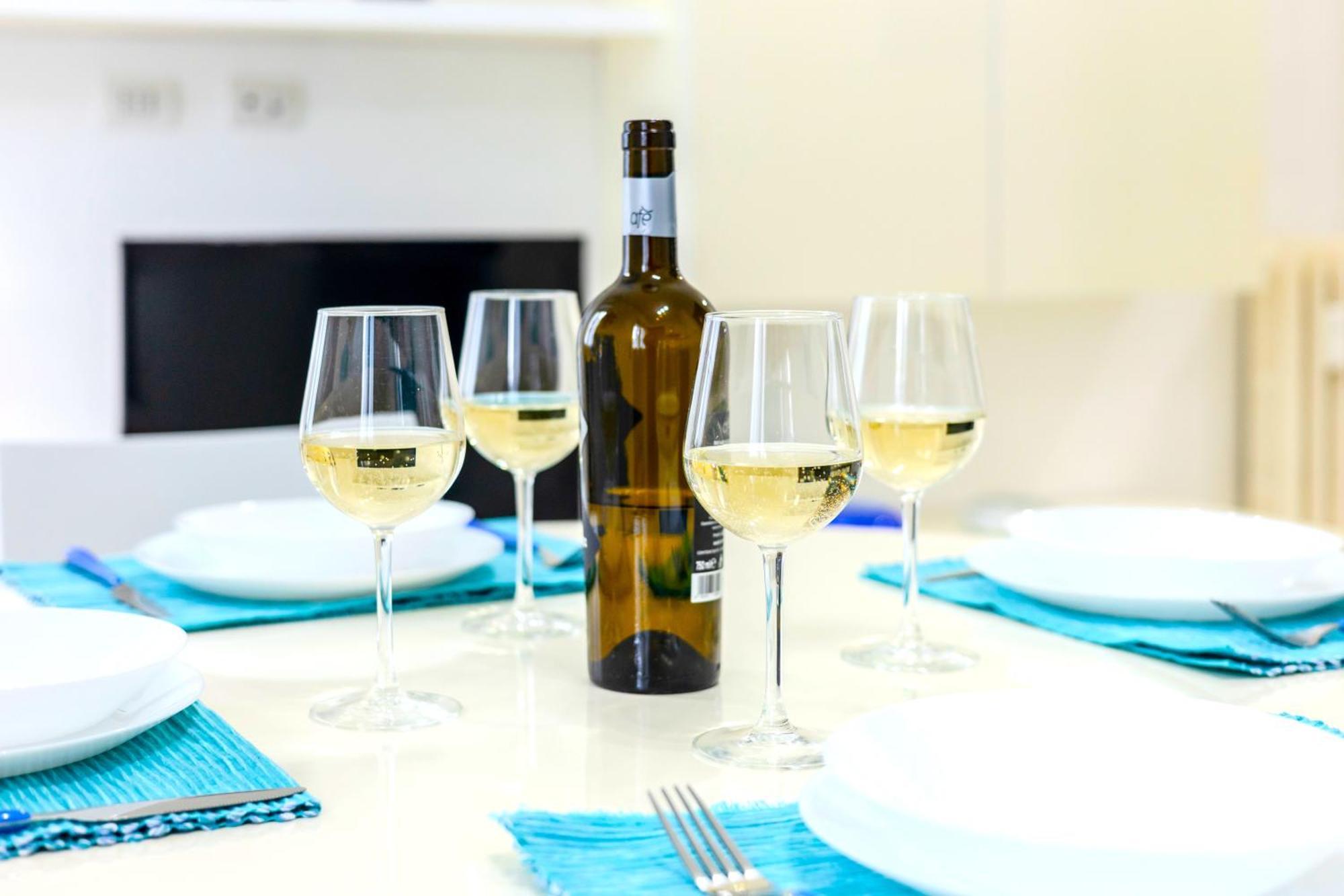 Hostly - Vittoria House - Near The Center With Private Parking Apartment Naples Luaran gambar
